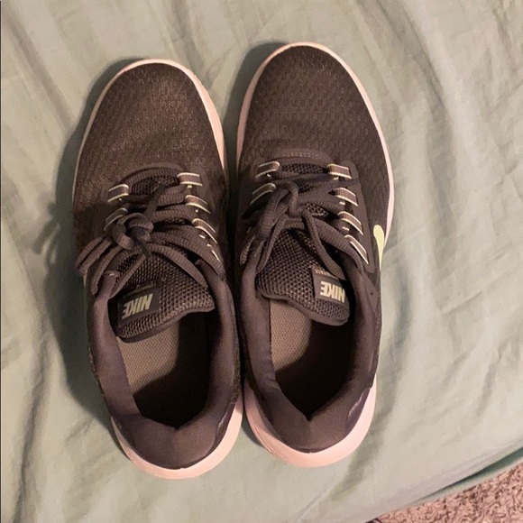 Women’s Nike shoes - Picture 2 of 4